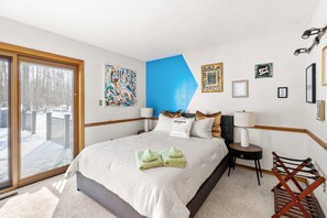 4 bedrooms, desk, iron/ironing board, WiFi - Peaceful A-Frame w/ Hot Tub, Game Room & Loft – Near Dining, Shopping & YSU (Youngstown)