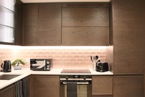 Microwave, oven, stovetop, dishwasher - Luxury London 2 bed 2 bath Apartment by the 02 Arena (London)