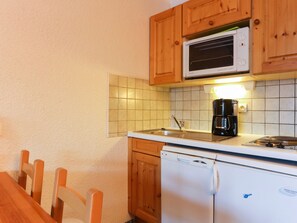 Kühlschrank, Ofen, Geschirrspüler, Kochgeschirr/Geschirr/Besteck