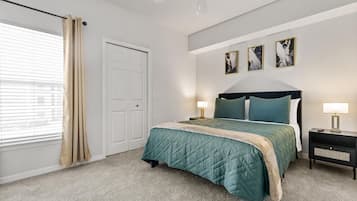 Een strijkplank/strijkijzer, reisbedje, gratis wifi, beddengoed
