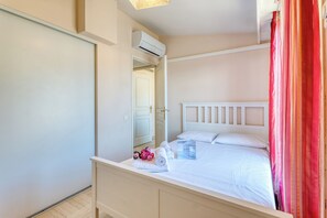 1 habitación, tabla de planchar con plancha y ropa de cama 