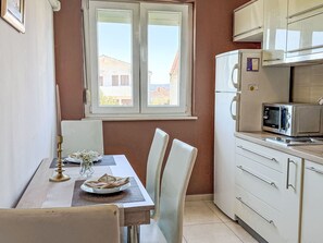 Refrigerador, microondas y utensilios de cocina 
