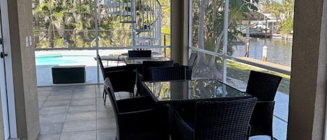 屋外ダイニングエリア