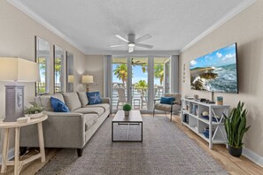 TV connectée, lecteur de DVD, livres