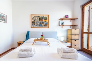2 slaapkamers, een strijkplank/strijkijzer, gratis wifi, beddengoed