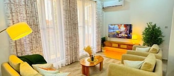 Unique bohemian apt 2bedroom,full Ac & kitchen