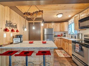 Fridge, oven, stovetop, dishwasher