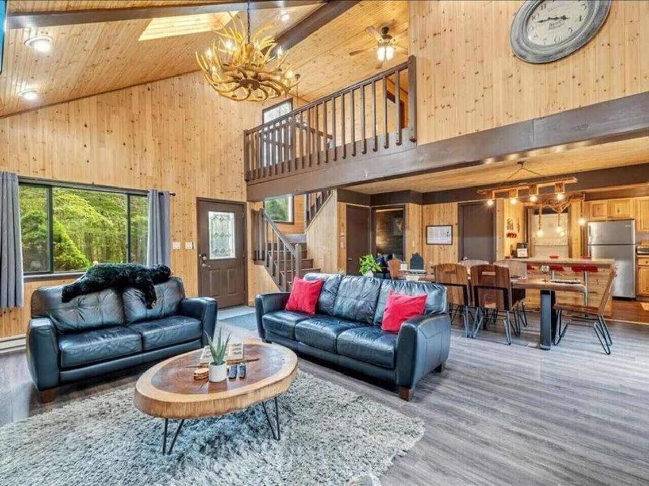 智能電視、壁爐、足球機、書籍