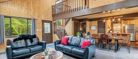 智能電視、壁爐、足球機、書籍