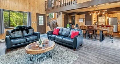 Cabin Retreat with Hot Tub/ Pool