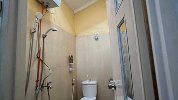 Superior Double Room | Bathroom | Shower, soap, shampoo, toilet paper