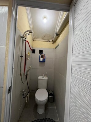 Standard Double Room | Bathroom | Shower, soap, shampoo, toilet paper