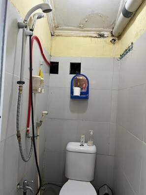 Kamar Double Standar | Kamar mandi | Shower, sabun, sampo, dan tisu toilet