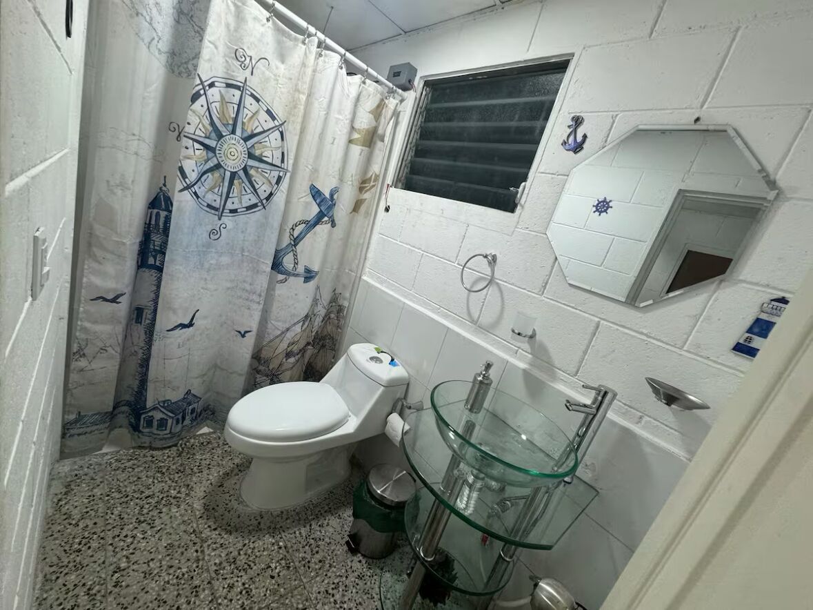Ducha, toallas, jabón, shampoo