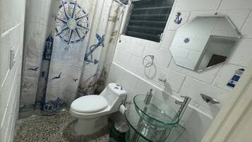 Een douche, handdoeken, zeep, shampoo