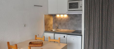 Fridge, microwave, dishwasher, cookware/dishes/utensils
