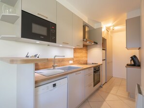 Fridge, microwave, oven, dishwasher - Résidence de Mons by Interhome (Royan)