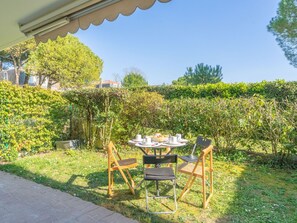 Outdoor dining - Résidence de Mons by Interhome (Royan)