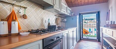 冷蔵庫、オーブン、コンロ、コーヒー / ティーメーカー