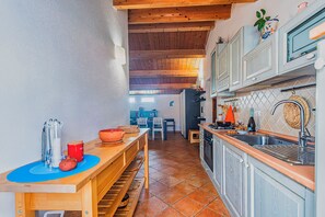 Refrigerador, horno, parrilla de estufa y cafetera y tetera 