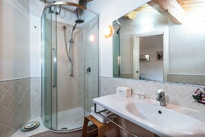 Dusche, Bidet, Handtücher
