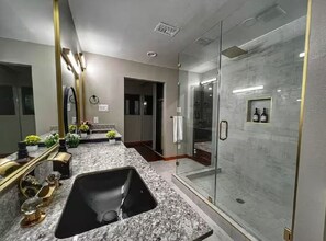 Shower, hair dryer, bidet, towels - 2 Large Homes in Houston - Huge Pool - EV Charging (Houston)