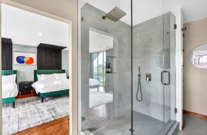 Shower, hair dryer, bidet, towels - 2 Large Homes in Houston - Huge Pool - EV Charging (Houston)