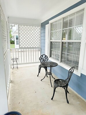 Outdoor dining - Blue Haven at Salado Plaza. Family friendly townhome w/ fenced back yard! (Salado)