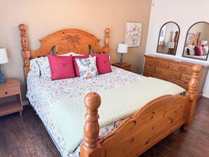 3 bedrooms, iron/ironing board, travel cot, free WiFi - Blue Haven at Salado Plaza. Family friendly townhome w/ fenced back yard! (Salado)