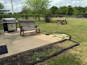 Outdoor dining - Blue Haven at Salado Plaza. Family friendly townhome w/ fenced back yard! (Salado)