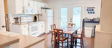 Réfrigérateur, four à micro-ondes, un four, surface de cuisson