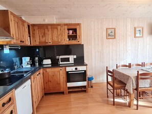 ثلاجة، ميكروويف، فرن، غسالة أطباق