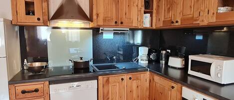 Jääkaappi, mikroaaltouuni, uuni, astianpesukone