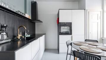 Coffee/tea maker, fridge, microwave, oven