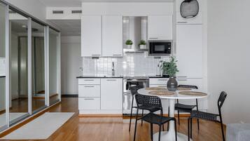 Een koelkast, een magnetron, een oven, een kookplaat