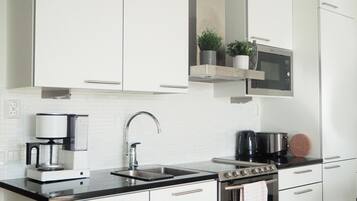 Frigorífico, microondas, horno y placa de cocina