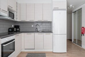 ثلاجة، ميكروويف، فرن، موقد طهي مسطح