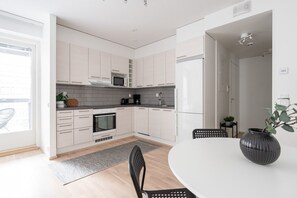 ثلاجة، ميكروويف، فرن، موقد طهي مسطح