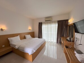 Individually furnished, desk, laptop workspace, free WiFi - Morib Prosper Resort by VP (Banting)