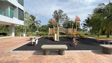 Kawasan main kanak-kanak – terbuka