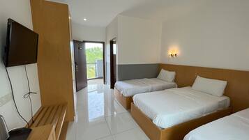 Deluxe Triple Room, Garden View | Dilengkapkan perabot secara berasingan, meja, ruang kerja komputer riba