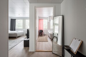 1 habitación, escritorio, tabla de planchar con plancha y wifi gratis