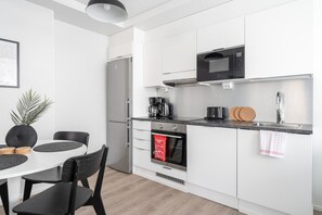 Kühlschrank, Mikrowelle, Ofen, Herdplatte