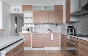 Kühlschrank, Mikrowelle, Ofen, Herdplatte
