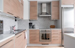 Geladeira, micro-ondas, fogão, cooktop
