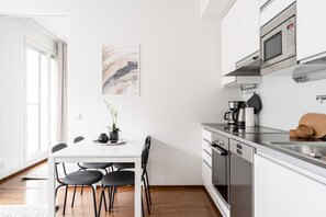 Køleskab, mikrobølgeovn, ovn, kogeplade