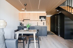 ثلاجة، ميكروويف، فرن، موقد طهي مسطح