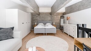 Une chambre moderne avec un grand lit, un bureau et un canapé.