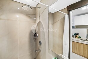 Apartamento, 1 habitación, vistas a la ciudad | Baño | Artículos de higiene personal gratuitos, toallas, jabón y champú