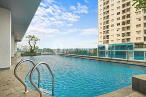 Una piscina al aire libre